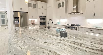 2.5 acre Estate Home Huge Outdoor living area Pool – Central Naples Location