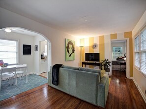 Smart TV, books - Amazing one bed/bath apartment tucked away and private! One block from water! (Dunedin)