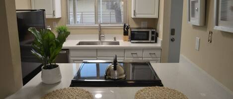 Een koelkast, een microgolfoven, een oven, een kookplaat