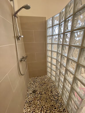 Regadera, secadora de cabello, jabón, papel de baño 