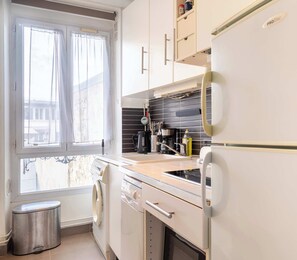 Coffee/tea maker, fridge, microwave, stovetop - Cosy Studio Apartment, Bastille (11th)! (Paris)