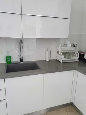 Kühlschrank, Mikrowelle, Küchenrolle