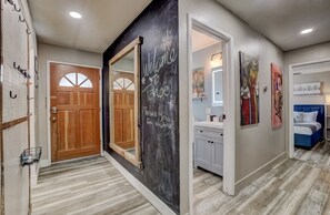 3 habitaciones, tabla de planchar con plancha y cuna de viaje 