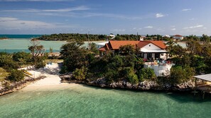 Plage, chaises longues, serviettes de plage