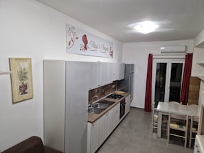 Frigorífico, horno, cafetera o tetera y utensilios de cocina