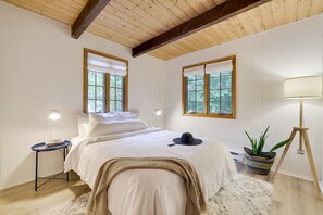 2 bedrooms, desk, iron/ironing board, WiFi