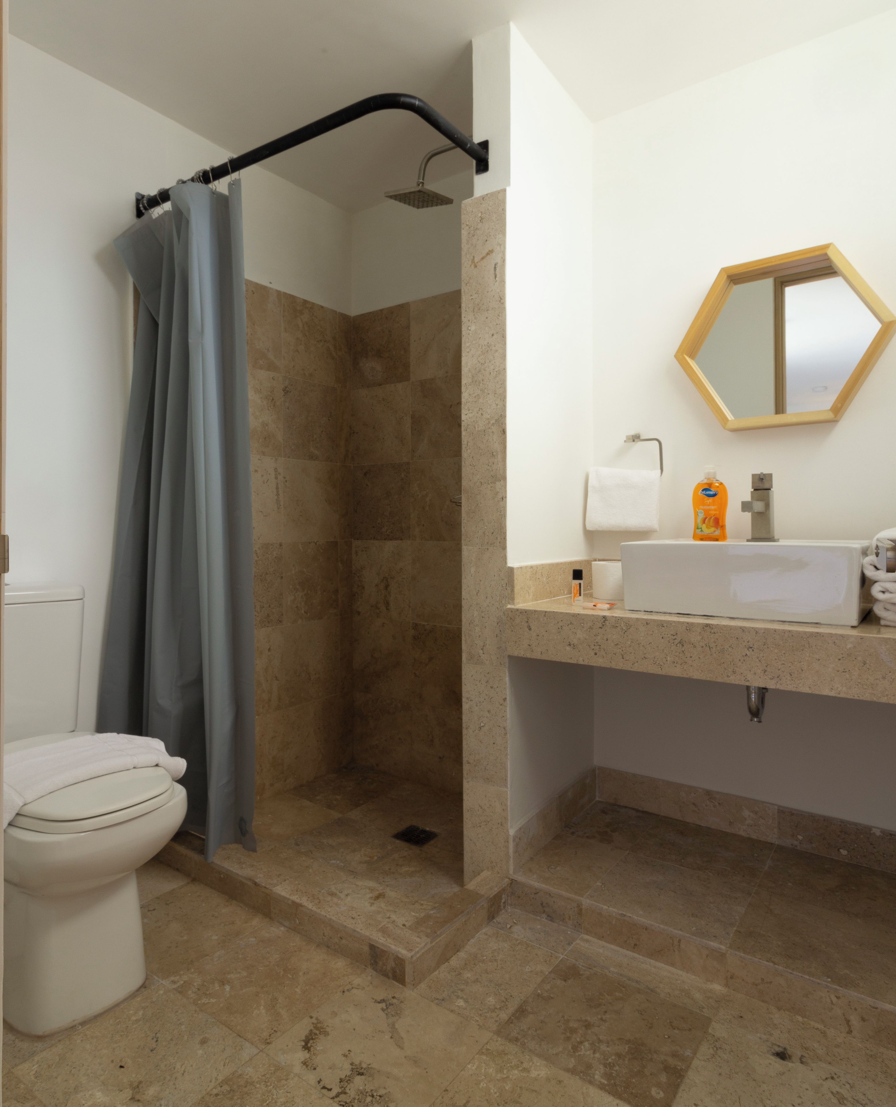 Un baño con ducha, inodoro y lavamanos.