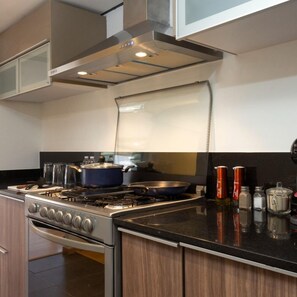 Quarto exclusivo | Cozinha privada | Micro-ondas, máquina de café expresso, cafeteira/chaleira, chapa