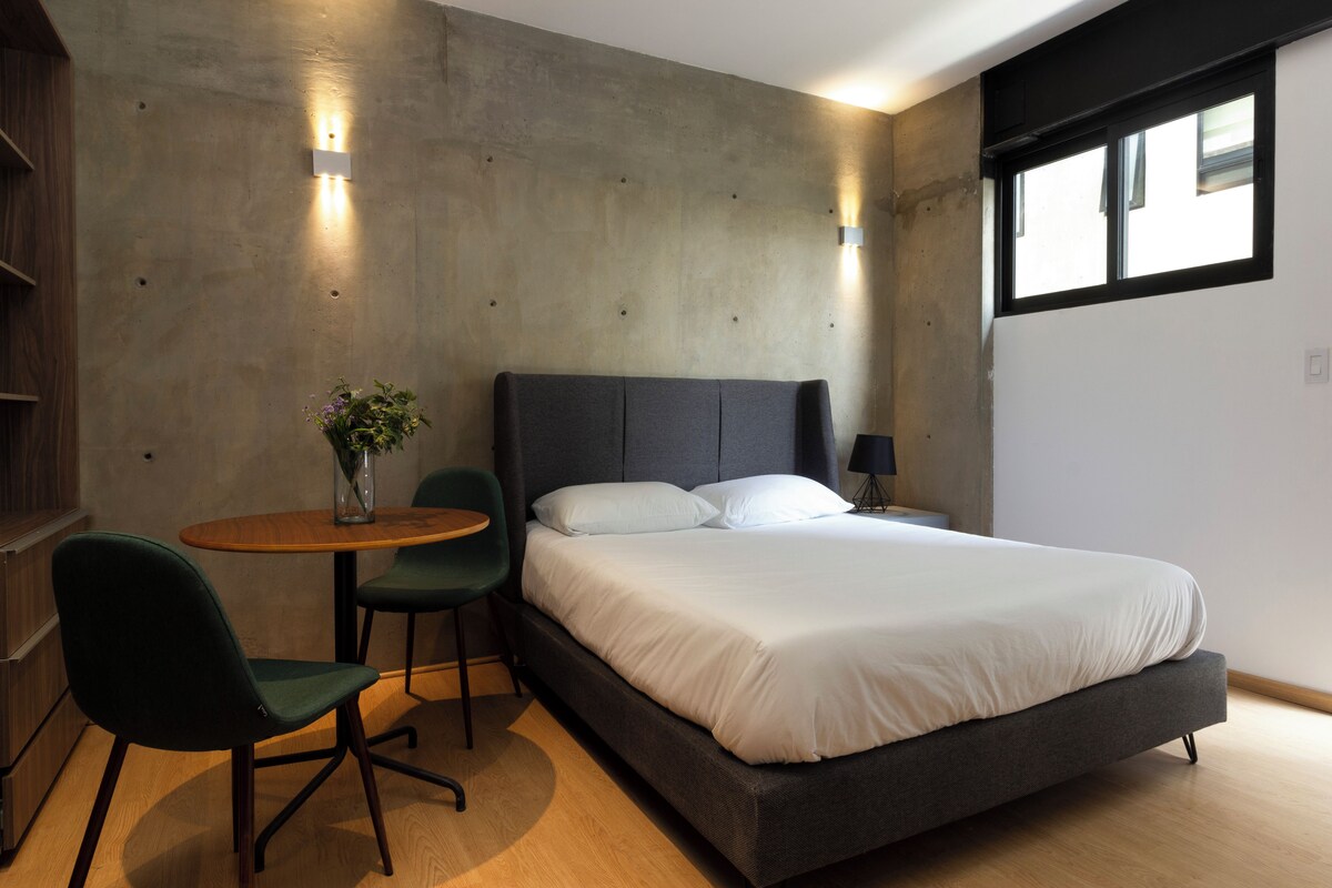 Svit Deluxe | Duntäcken, memory foam-madrasser, skrivbord och strykjärn/strykbräda