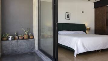 Suite familiar | Edredón, camas con efecto memoria, muebles diferentes y escritorio