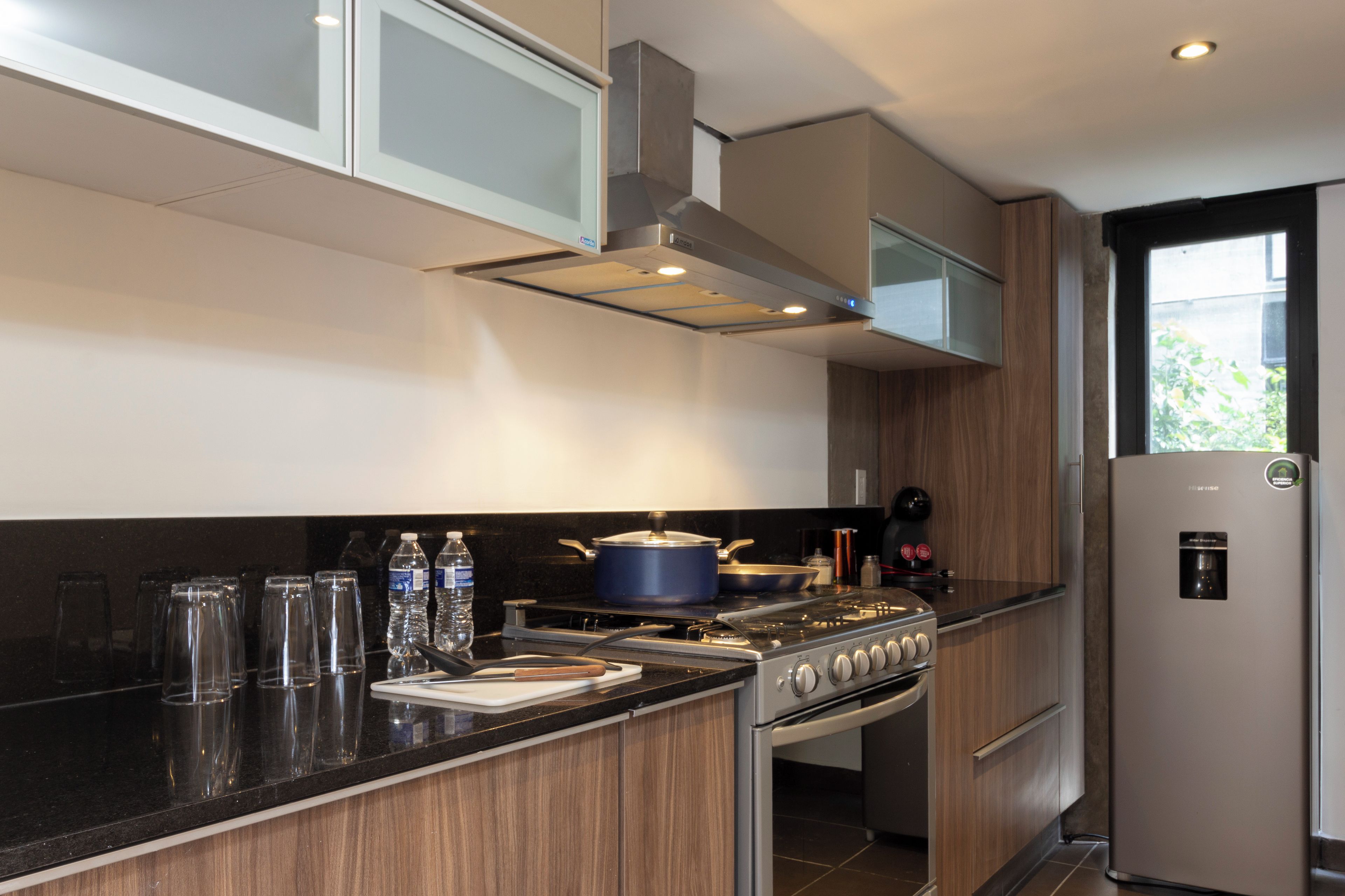 Una cocina moderna con estufa, horno y refrigerador.