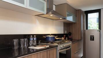 Una cocina moderna con estufa, horno y refrigerador.