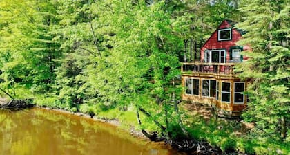 Secluded Riverfront Cottage | Sauna, Fire & Kayaks