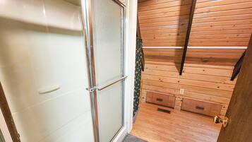 Chuveiro, toalhas de banho