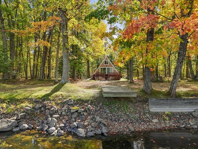 A-Frame | Hot Tub, Fireplace, River, Kayaks &Tubes