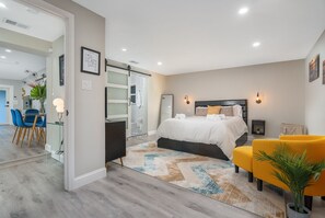 3 bedrooms, desk, iron/ironing board, free WiFi - Oasis on 18th - Lush Backyard + Fire Pit near Beach & Downtown (Fort Lauderdale)