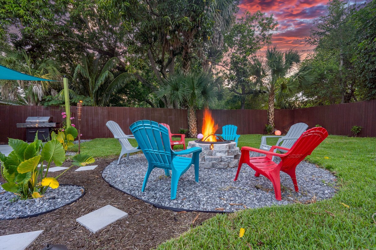 Oasis on 18th - Lush Backyard + Fire Pit near Beach & Downtown