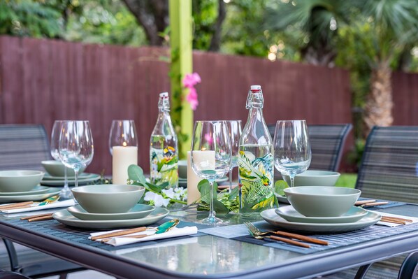 Outdoor dining - Oasis on 18th - Lush Backyard + Fire Pit near Beach & Downtown (Fort Lauderdale)