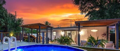 حمّام سباحة مُدفَّأ