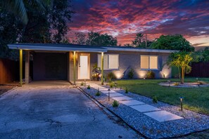 Exterior - Oasis on 18th - Lush Backyard + Fire Pit near Beach & Downtown (Fort Lauderdale)