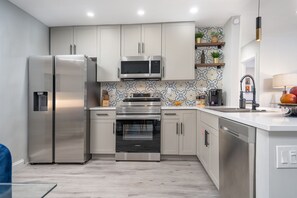 Fridge, microwave, oven, stovetop - Oasis on 18th - Lush Backyard + Fire Pit near Beach & Downtown (Fort Lauderdale)