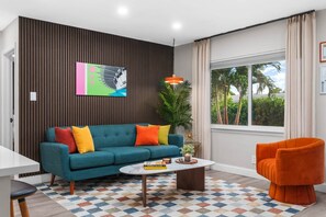 تلفزيون ذكي، ألعاب فيديو، كُتُب