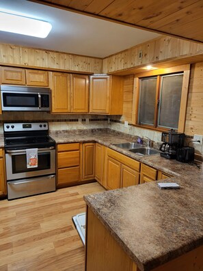 ثلاجة، ميكروويف، فرن، موقد طهي مسطح