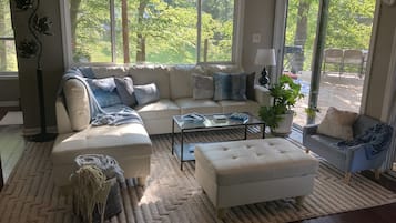 Smart TV, lareira, livros, impressoras