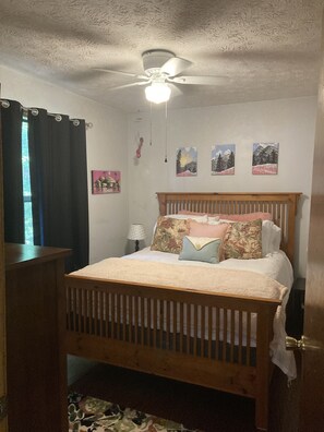 2 bedrooms, desk, iron/ironing board, free WiFi - Lakefront cottage on rustic setting in cove (Buckhead)