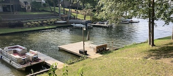 Lakefront cottage on rustic setting in cove