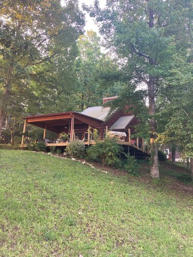 Lakefront cottage on rustic setting in cove