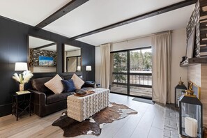 Televisión, chimenea, reproductor de DVD, estéreo