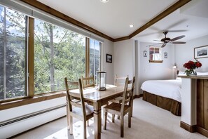 Strykjärn/strykbräda, wi-fi och sängkläder