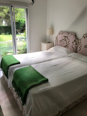 6 Schlafzimmer, Schreibtisch, Bügeleisen/Bügelbrett, Reisekinderbett