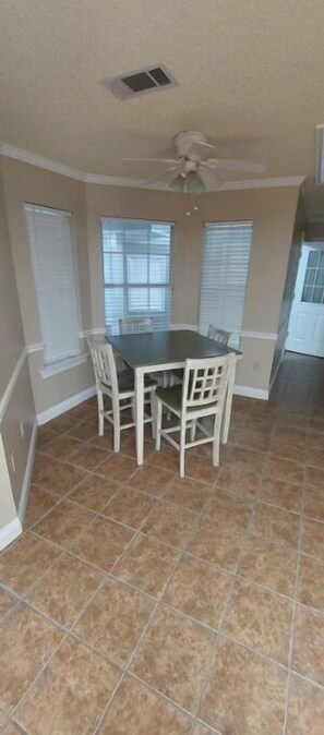 Dining - 4 B/R HOUSE. Central Location. Clean and comfy. (Baton Rouge)
