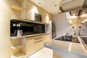 Private kitchen - The Rixx Luxury Apartment in the heart of Saigon , gym/pool/security/rooftop bar (Thành phố Hồ Chí Minh)