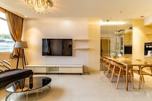 Living area - The Rixx Luxury Apartment in the heart of Saigon , gym/pool/security/rooftop bar (Thành phố Hồ Chí Minh)