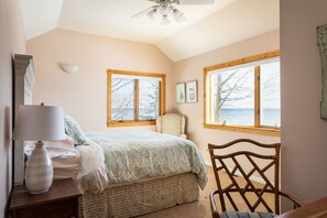 3 bedrooms, desk, iron/ironing board, free WiFi - Right on the Lake Michigan - walk to town and across from TART trail (Suttons Bay)