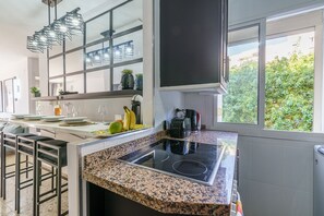 Réfrigérateur, four, plaque de cuisson, cafetière/bouilloire