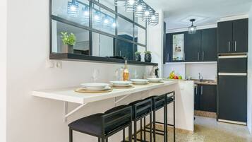 Geladeira, fogão, cafeteira/chaleira, chaleira elétrica