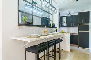 Een koelkast, een oven, een koffiezetapparaat/waterkoker, een waterkoker