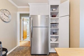 Interior - Cheery 2-BDRM in East Rochester! w/onsite parking (East Rochester)