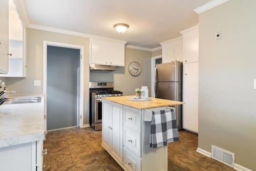 Cheery 2-BDRM in East Rochester! w/onsite parking