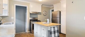 Cheery 2-BDRM in East Rochester! w/onsite parking