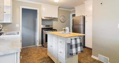 Cheery 2-BDRM in East Rochester! w/onsite parking