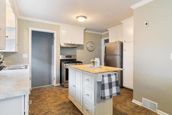 Fridge, microwave, oven, stovetop - Cheery 2-BDRM in East Rochester! w/onsite parking (East Rochester)