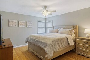 2 bedrooms, iron/ironing board, WiFi, bed sheets - Cheery 2-BDRM in East Rochester! w/onsite parking (East Rochester)