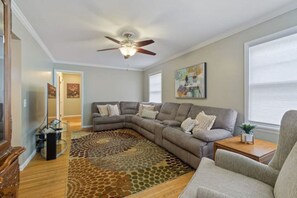 TV - Cheery 2-BDRM in East Rochester! w/onsite parking (East Rochester)