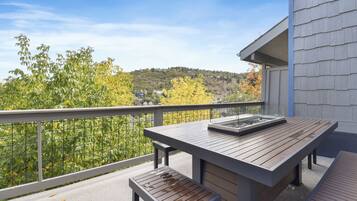 Deluxe Townhome | Terrace/patio