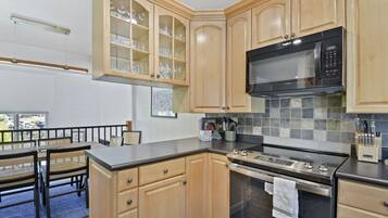 Deluxe Townhome | Private kitchen | Fridge, microwave, oven, stovetop